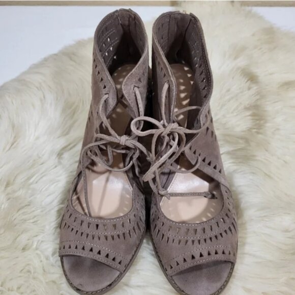 ❤️ Vince Camuto Tarita Suede Cut Out Suede Lace Up Peep Toe Booties - Picture 10 of 10